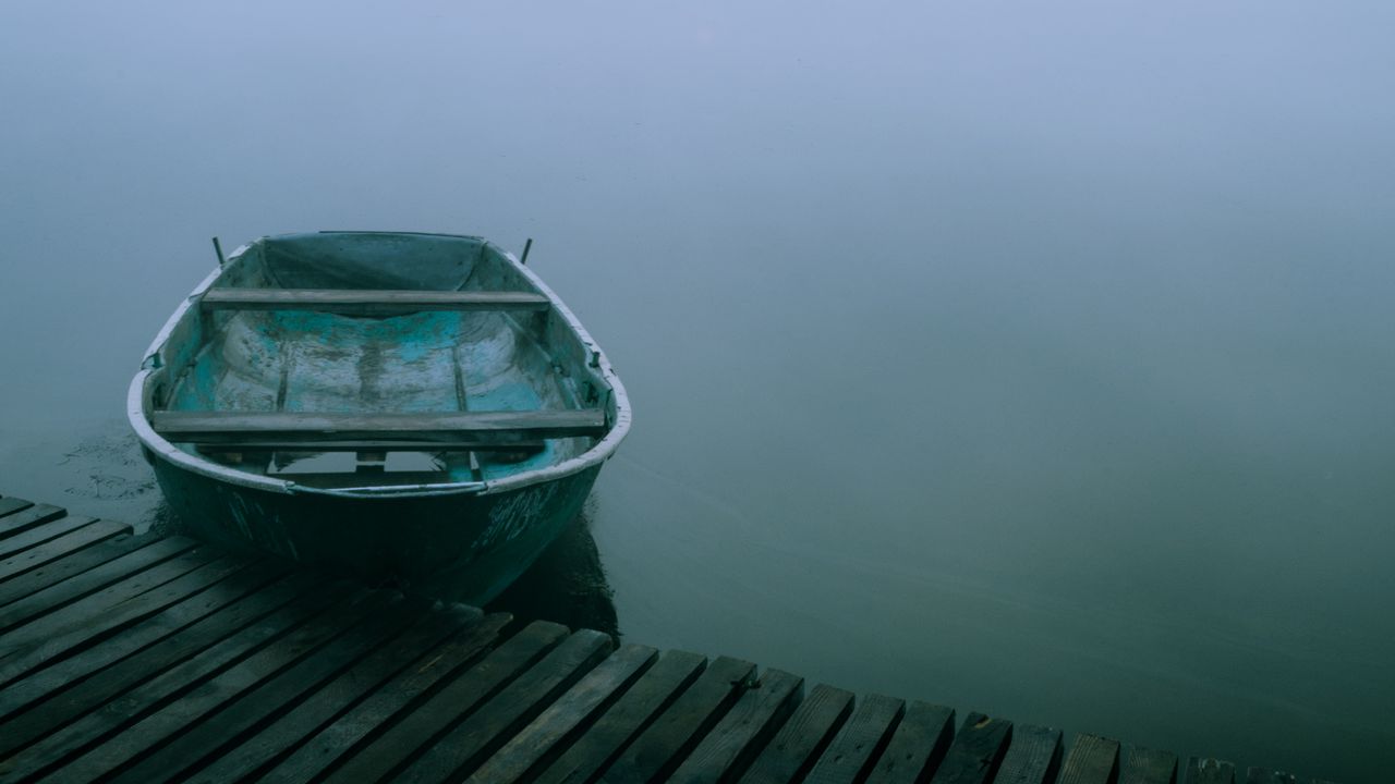 Обои лодка, причал, река, туман