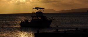 Превью обои лодка, птица, силуэт, море, сумерки, темный