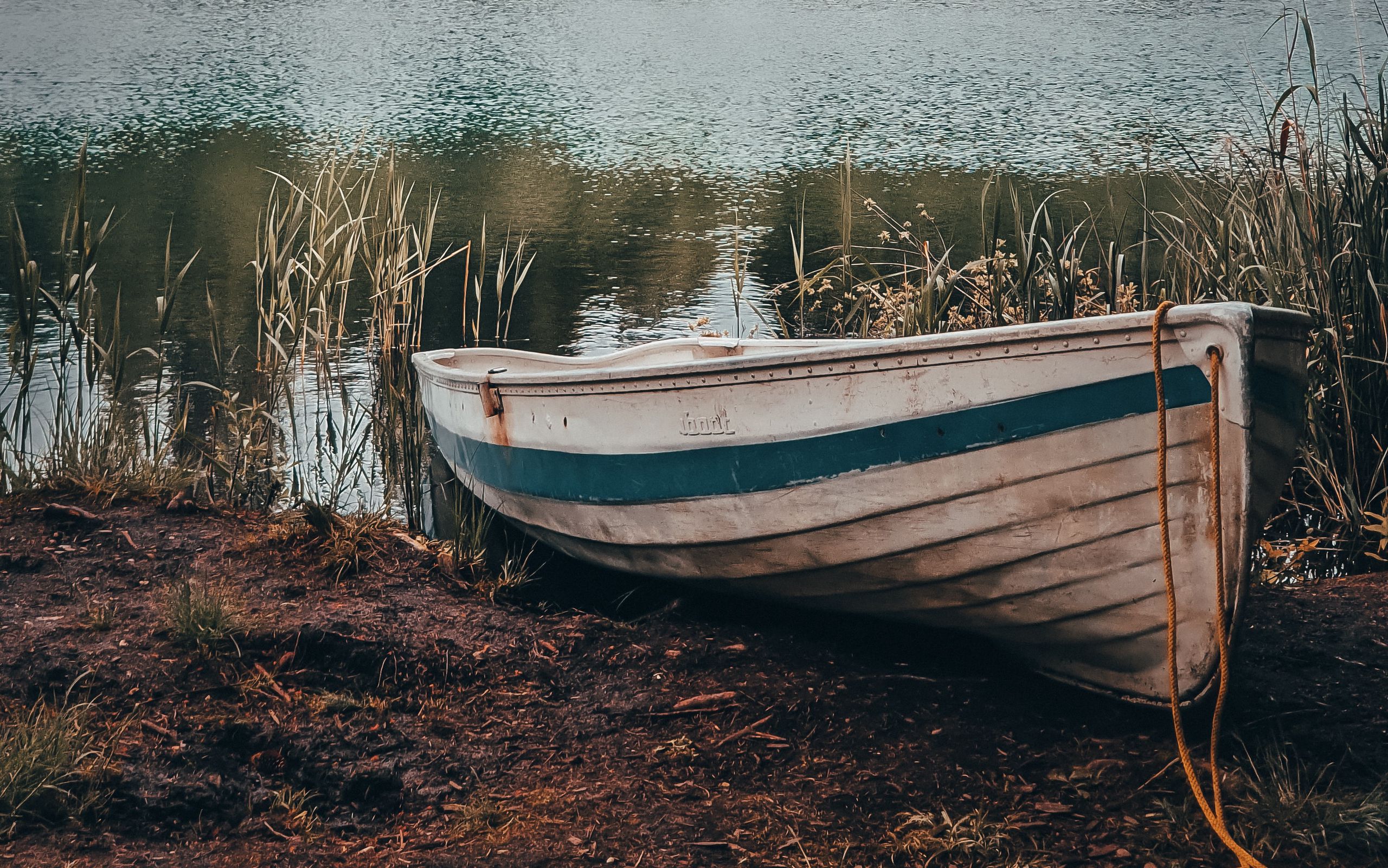 Старая лодка на реке