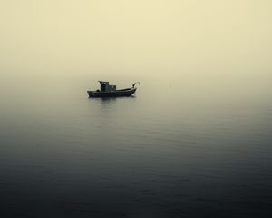 Превью обои лодка, река, туман, минимализм, черно-белый