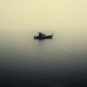 Превью обои лодка, река, туман, минимализм, черно-белый