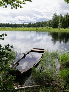 Превью обои лодка, река, вода, трава, берег, деревья