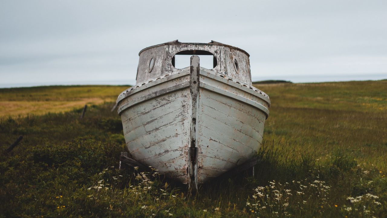 Обои лодка, руины, старый, трава, деревянный