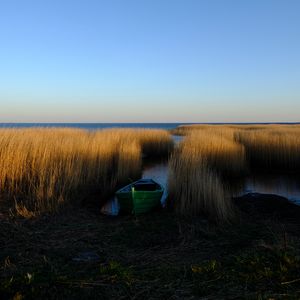 Превью обои лодка, трава, вода, озеро, фьорды