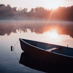 Превью обои лодка, туман, лучи, вода