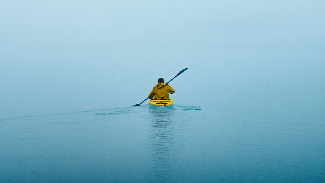 Обои лодка, вода, туман, минимализм