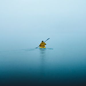 Превью обои лодка, вода, туман, минимализм
