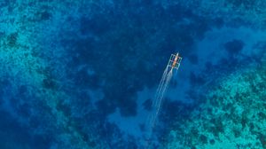 Превью обои лодка, вода, вид сверху, море, коралловые рифы