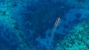 Превью обои лодка, вода, вид сверху, море, коралловые рифы