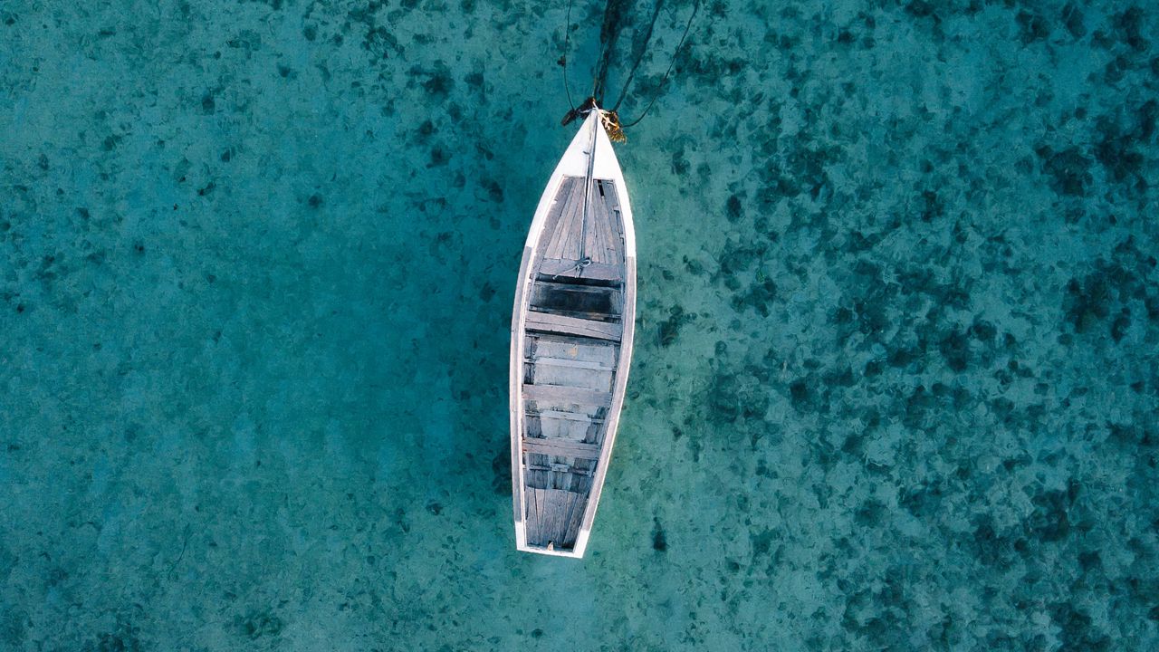 Обои лодка, вода, вид сверху, синий, прозрачный