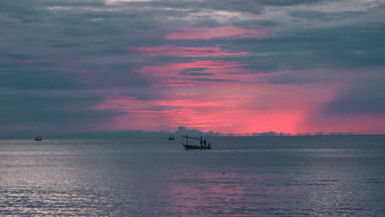 Обои лодка, закат, море, побережье, небо