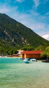 Превью обои лодки, берег, море, лес, холмы, дома, природа