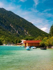 Превью обои лодки, берег, море, лес, холмы, дома, природа