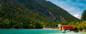 Превью обои лодки, берег, море, лес, холмы, дома, природа