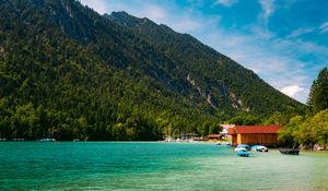 Превью обои лодки, берег, море, лес, холмы, дома, природа
