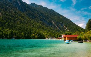 Превью обои лодки, берег, море, лес, холмы, дома, природа