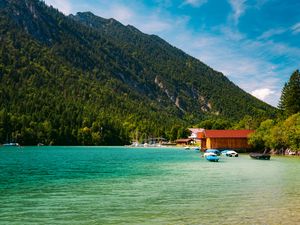 Превью обои лодки, берег, море, лес, холмы, дома, природа