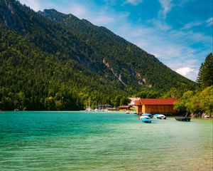 Превью обои лодки, берег, море, лес, холмы, дома, природа