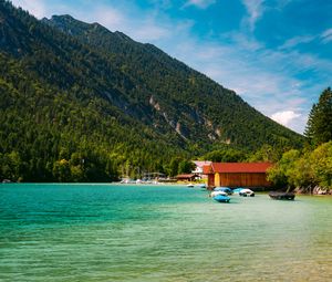 Превью обои лодки, берег, море, лес, холмы, дома, природа