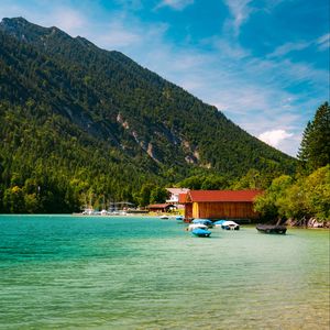 Превью обои лодки, берег, море, лес, холмы, дома, природа