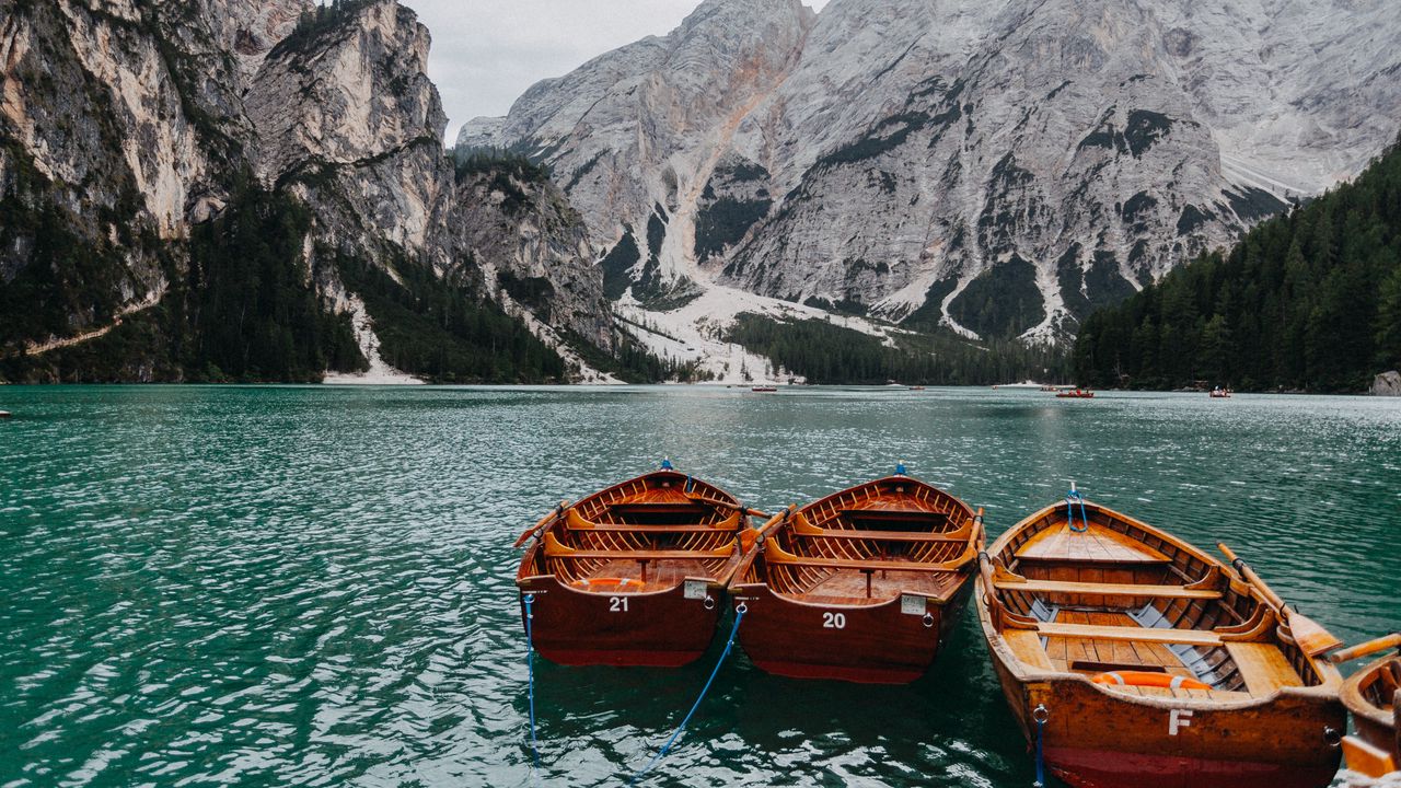 Обои лодки, горы, озеро