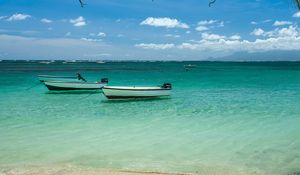 Превью обои лодки, море, ветки, пляж, песок