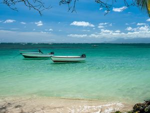 Превью обои лодки, море, ветки, пляж, песок