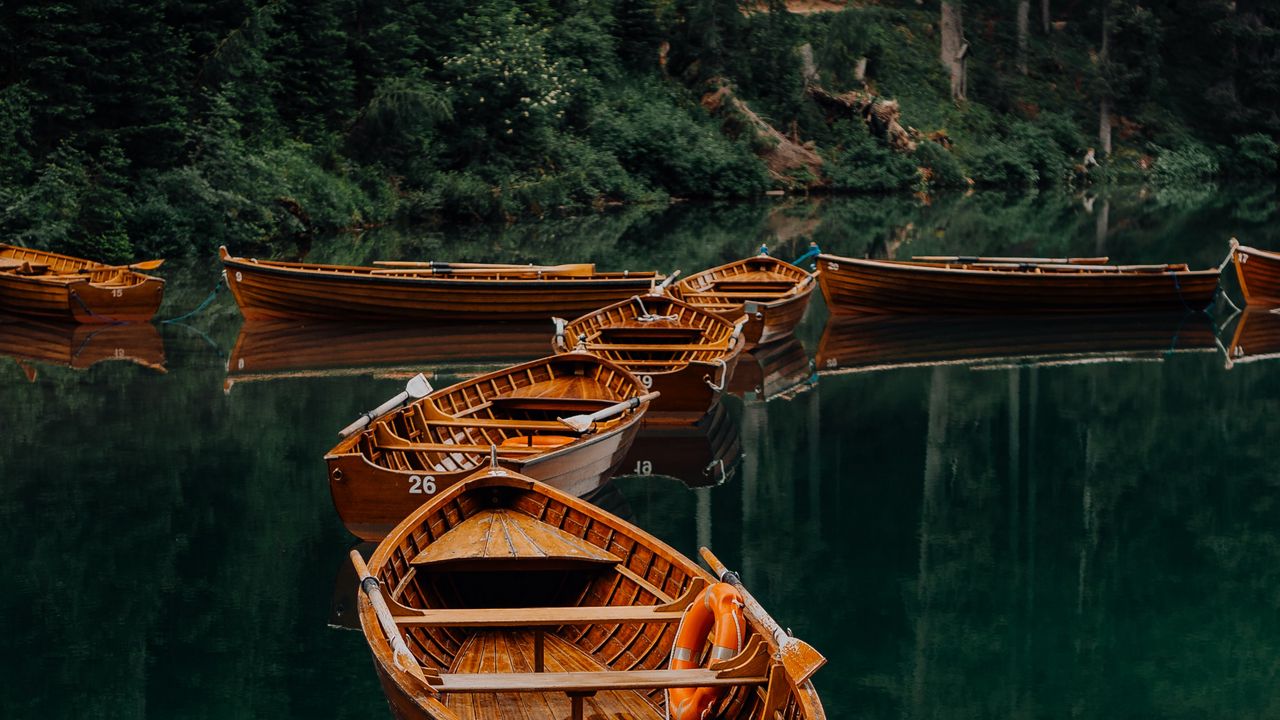 Обои лодки, озеро, вода, лес, деревья