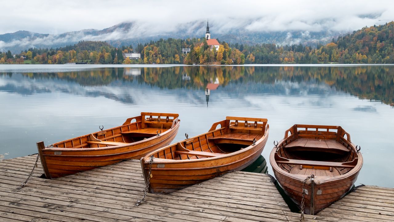 Обои лодки, причал, озеро, деревья, часовня