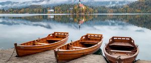 Превью обои лодки, причал, озеро, деревья, часовня