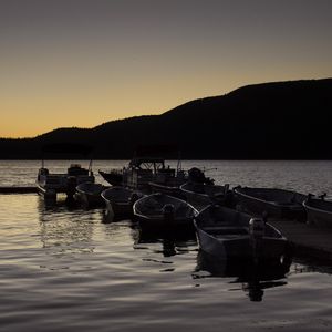 Превью обои лодки, пристань, озеро, сумерки