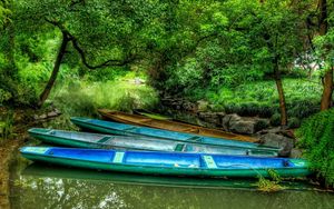 Превью обои лодки, разноцветные, берег, зелень, деревья, камни