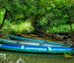Превью обои лодки, разноцветные, берег, зелень, деревья, камни