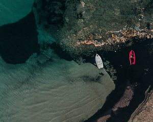 Превью обои лодки, скалы, вода, берег, вид сверху