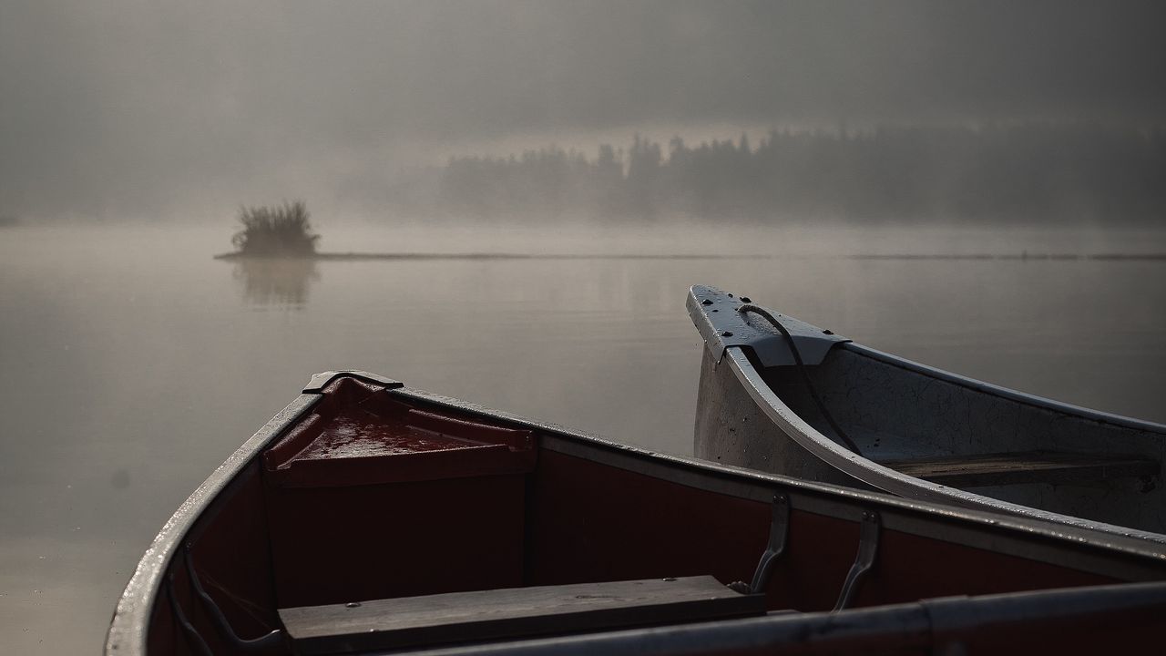 Обои лодки, туман, река, вечер