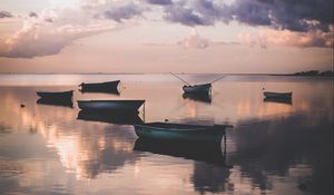 Превью обои лодки, вода, закат, сумерки, берег