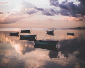 Превью обои лодки, вода, закат, сумерки, берег