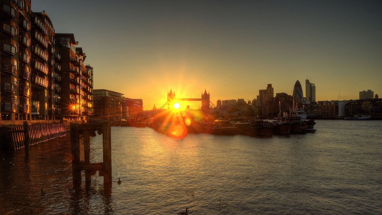 Обои лондон, англия, рассвет, река, причал, мост, здания, солнечный свет