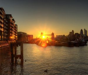 Превью обои лондон, англия, рассвет, река, причал, мост, здания, солнечный свет