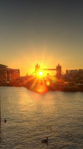 Превью обои лондон, англия, рассвет, река, причал, мост, здания, солнечный свет
