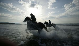Превью обои лошади, всадники, наездники, море, брызги