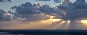 Превью обои лучи солнца, облака, море, горизонт
