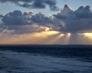 Превью обои лучи солнца, облака, море, горизонт