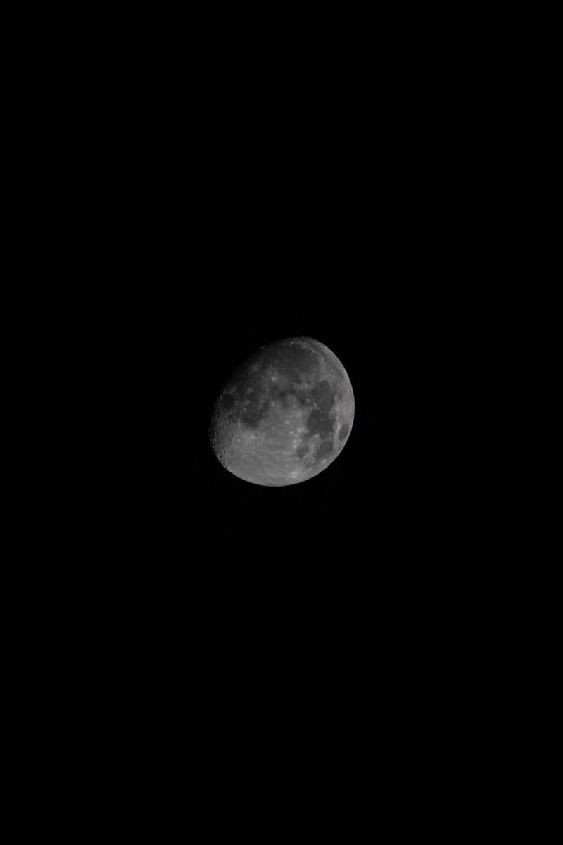 800x1200 Обои луна, фаза, ночь, небо, черный