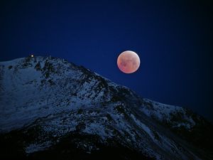 Превью обои луна, гора, снег, склон, ночь, темный