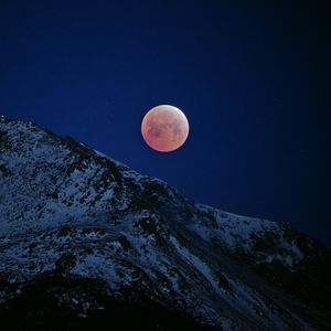 Превью обои луна, гора, снег, склон, ночь, темный