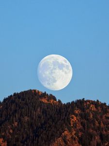 Превью обои луна, холмы, вечер, пейзаж, природа