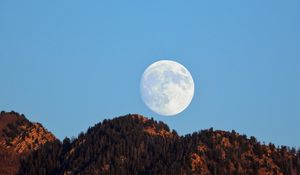 Превью обои луна, холмы, вечер, пейзаж, природа