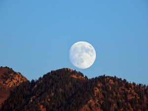 Превью обои луна, холмы, вечер, пейзаж, природа