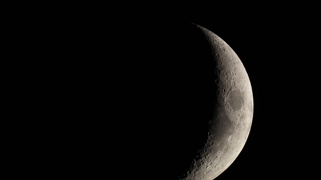 Обои луна, кратер, черный, ночь
